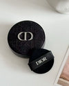 Dior 迪奥恆久貼肌氣墊粉底 搭配限量版的黑色刺繡藤格紋外殼