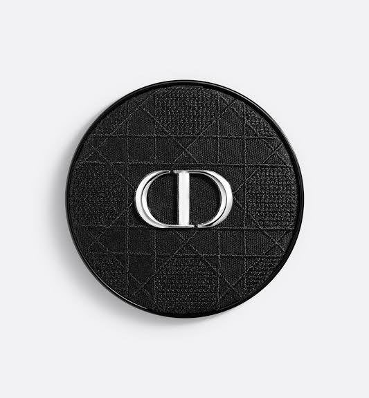 Dior 迪奥恆久貼肌氣墊粉底 搭配限量版的黑色刺繡藤格紋外殼